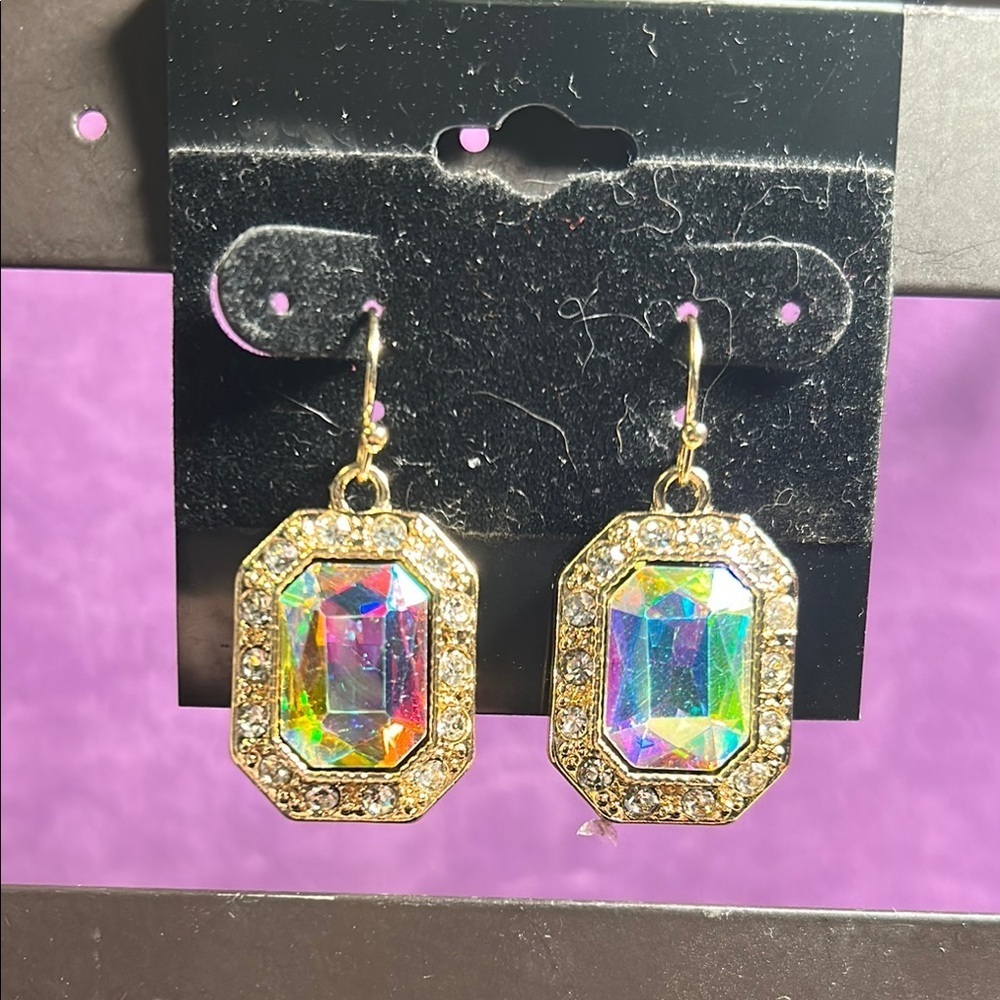 🍒Gold Tone Dangle Earrings with Crystal Accents🍒